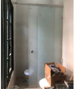 vách tắm kính mở trượt dùng ray hộp nhôm