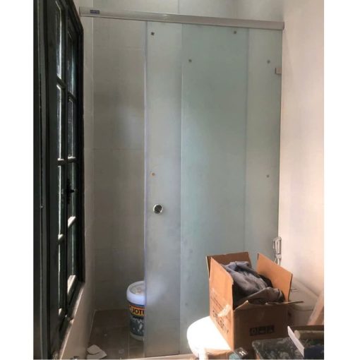 vách tắm kính mở trượt dùng ray hộp nhôm