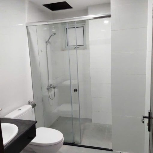 vách tắm kính mở trượt dùng ray hộp nhôm