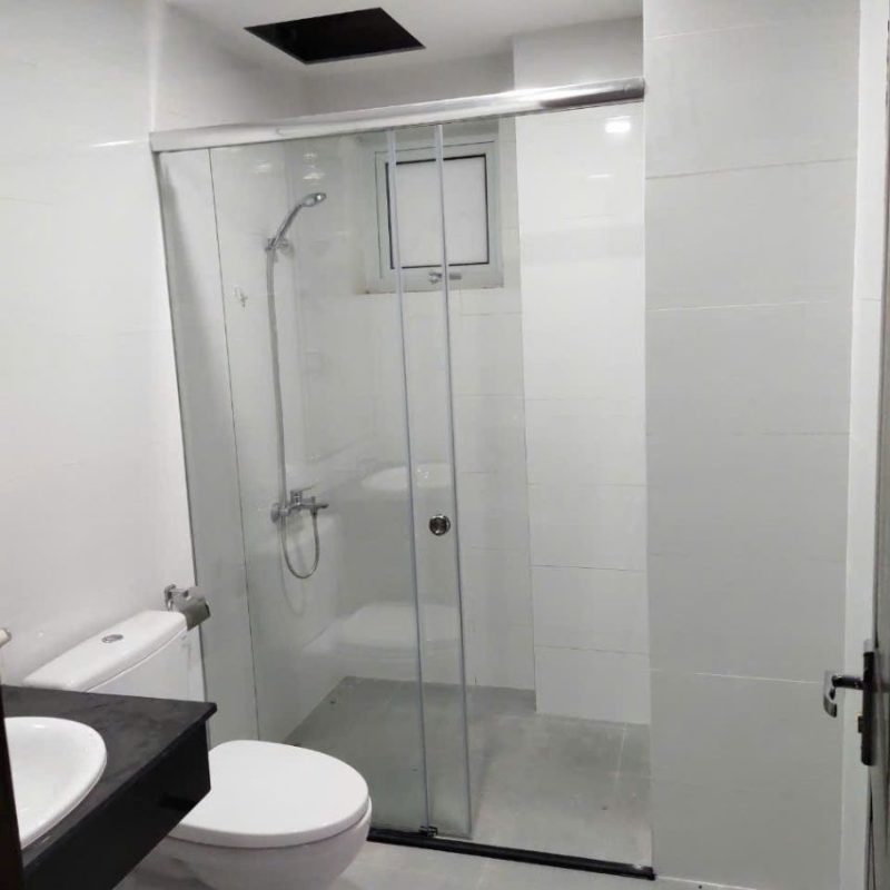 vách tắm kính mở trượt dùng ray hộp nhôm