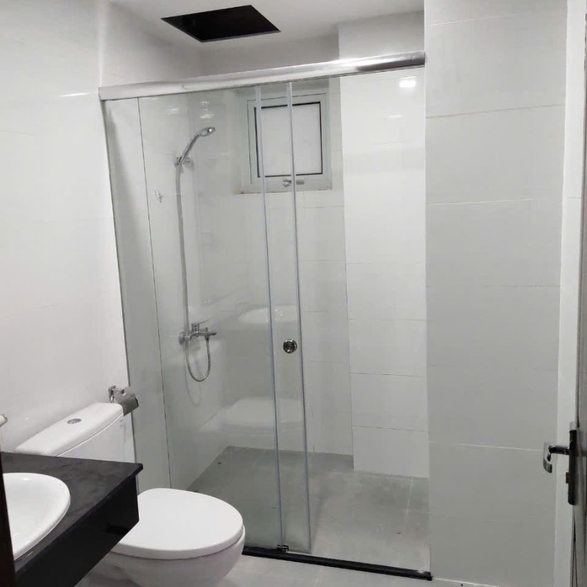 vách tắm kính mở trượt dùng ray hộp nhôm