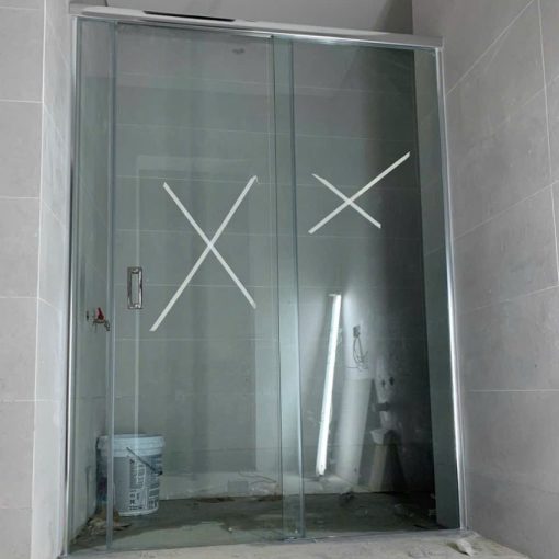 vách tắm kính mở trượt dùng ray hộp nhôm