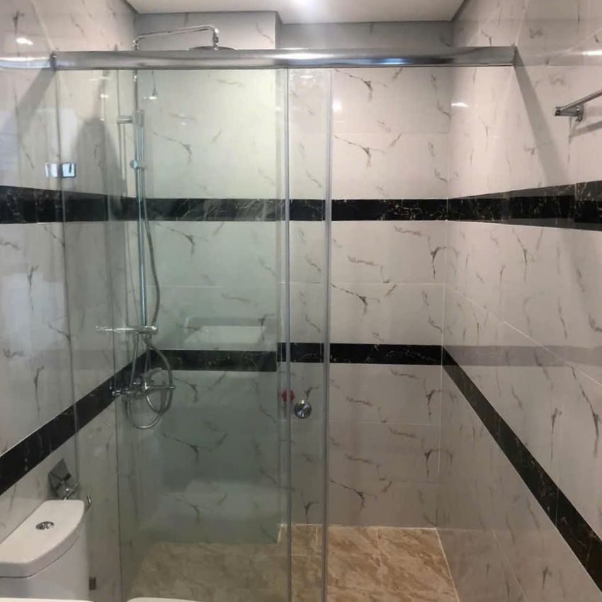 Vách tắm kính mở trượt ray inox 10x30 vách tắm kính mở trượt dùng ray hộp nhôm