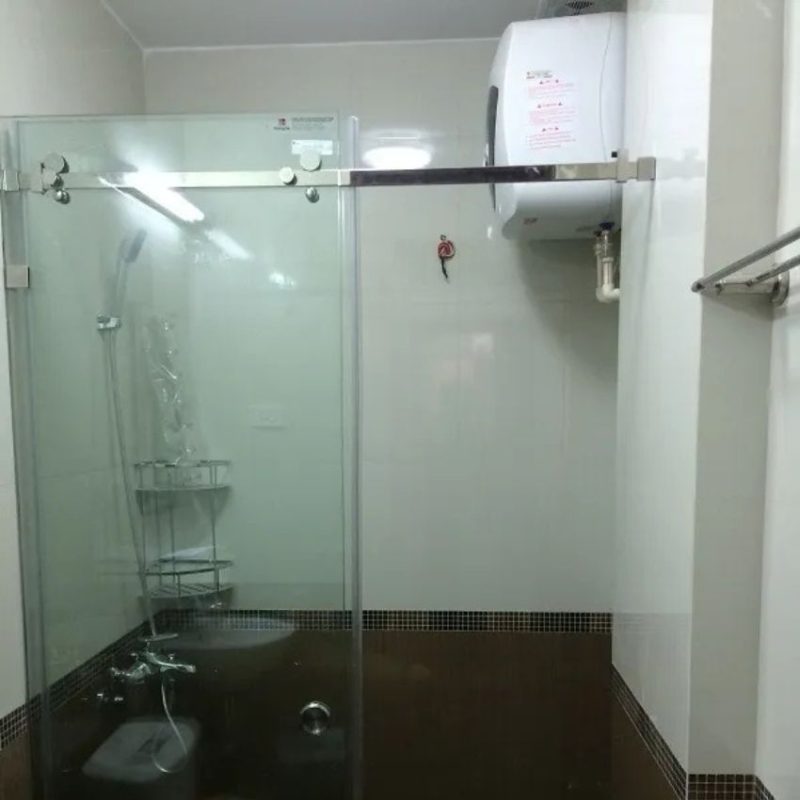 Vách tắm kính mở trượt ray inox 10x30