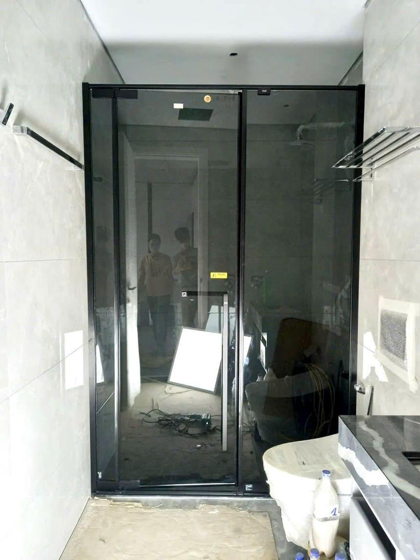 Cabin tắm mở quay kính màu xám khói