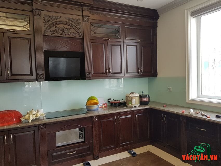 Kính ốp bếp màu trắng xanh Hải Long – Mẫu 1 nhẹ nhàng, thanh thoát Kính ốp bếp màu trắng xanh mẫu số 1 – thi công bởi vachtam.vn