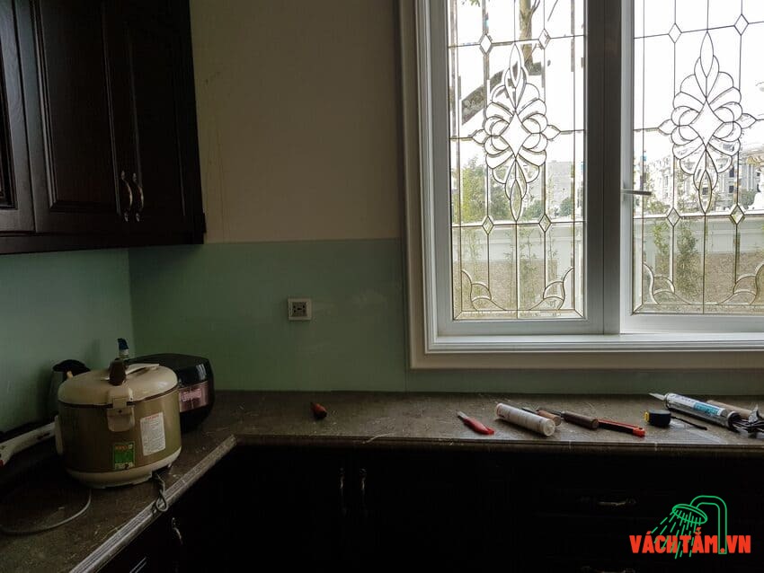 Chi tiết kính bếp trắng xanh Hải Long – độ bóng cao, đều màu Cận cảnh kính bếp màu trắng xanh chính hãng Hải Long