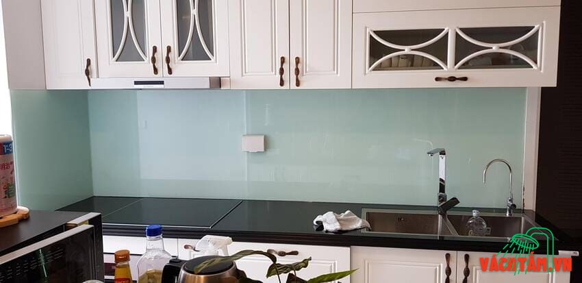 Thi công kính bếp màu trắng xanh – tông màu mát mắt, hài hòa Kính ốp bếp trắng xanh cường lực Hải Long mẫu số 2