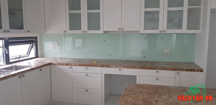 Không gian bếp sáng bừng với kính màu trắng xanh Hải Long Kính bếp màu trắng xanh phản chiếu ánh sáng tự nhiên