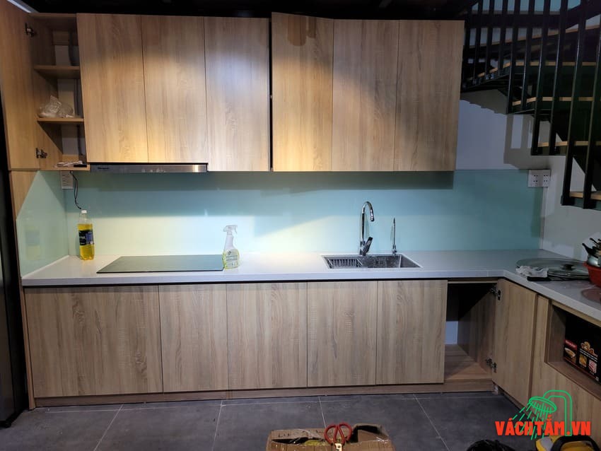 Kính ốp bếp cường lực màu trắng xanh – phong cách hiện đại Kính ốp bếp màu trắng xanh Hải Long – mẫu 4 thi công thực tế