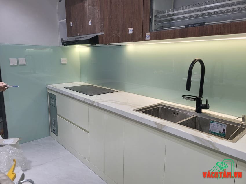 Mẫu kính trắng xanh sang trọng cho không gian bếp cao cấp Kính bếp trắng xanh phối nội thất hiện đại