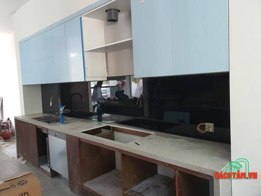 Kính ốp bếp màu đen sang trọng Kính ốp bếp màu đen Hải Long