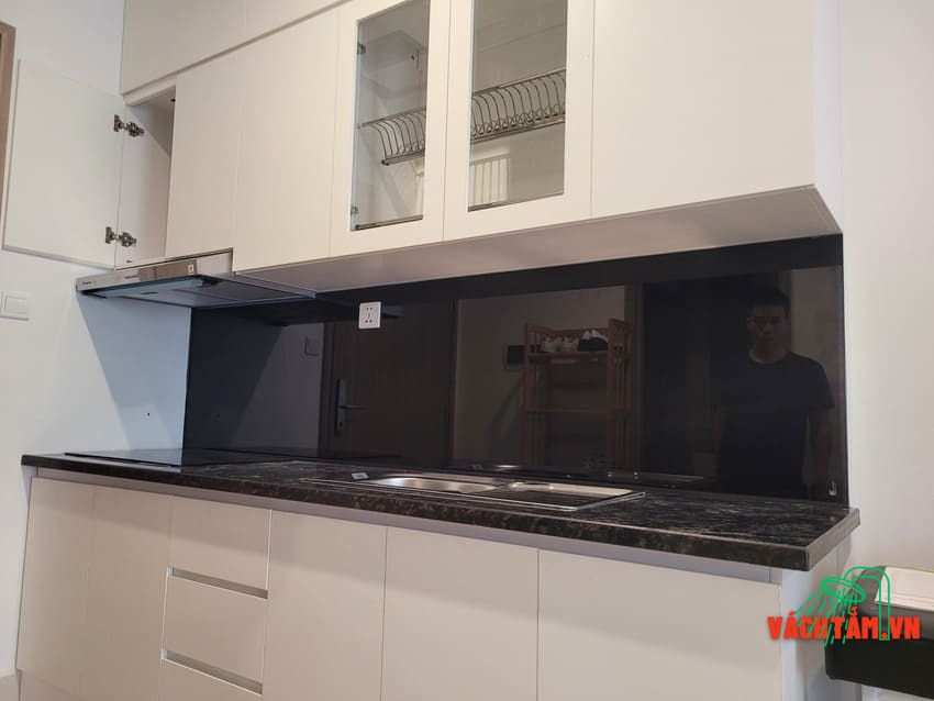 Mẫu kính ốp bếp màu đen tinh tế – Phối cùng nội thất sáng màu Kính bếp màu đen Hải Long mẫu 2 – Thi công tại vachtam.vn