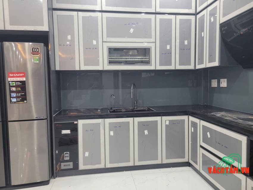 Mẫu kính màu ghi sang trọng Kính ốp bếp màu ghi