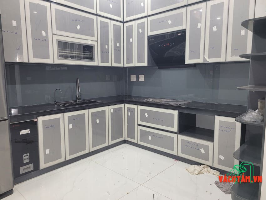 Mẫu kính màu ghi sang trọng Kính ốp bếp màu ghi