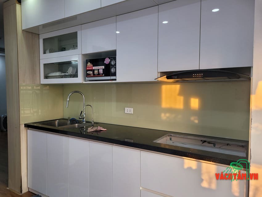 Kính bếp kem sữa nhẹ nhàng Kính ốp bếp màu kem sữa