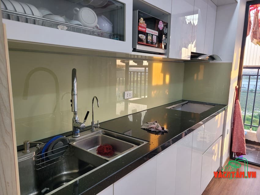 Kính bếp kem sữa nhẹ nhàng Kính ốp bếp màu kem sữa