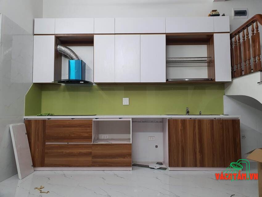 Kính bếp kem sữa nhẹ nhàng Kính ốp bếp màu kem sữa