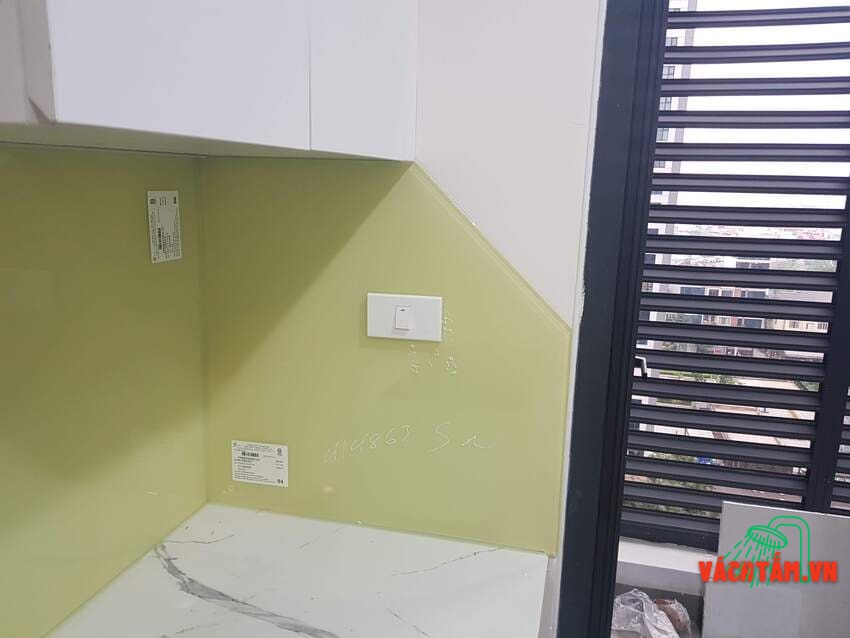 Kính bếp kem sữa nhẹ nhàng Kính ốp bếp màu kem sữa