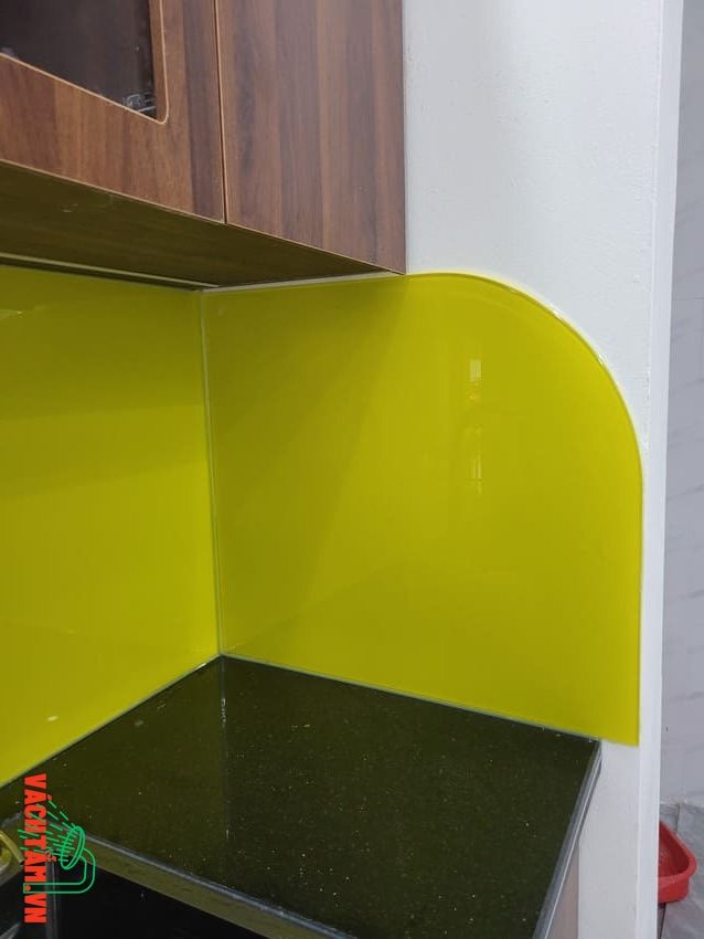 Kính bếp màu vàng chanh tạo điểm nhấn rực rỡ cho gian bếp Kính cường lực ốp bếp màu vàng chanh – thi công bởi vachtam.vn