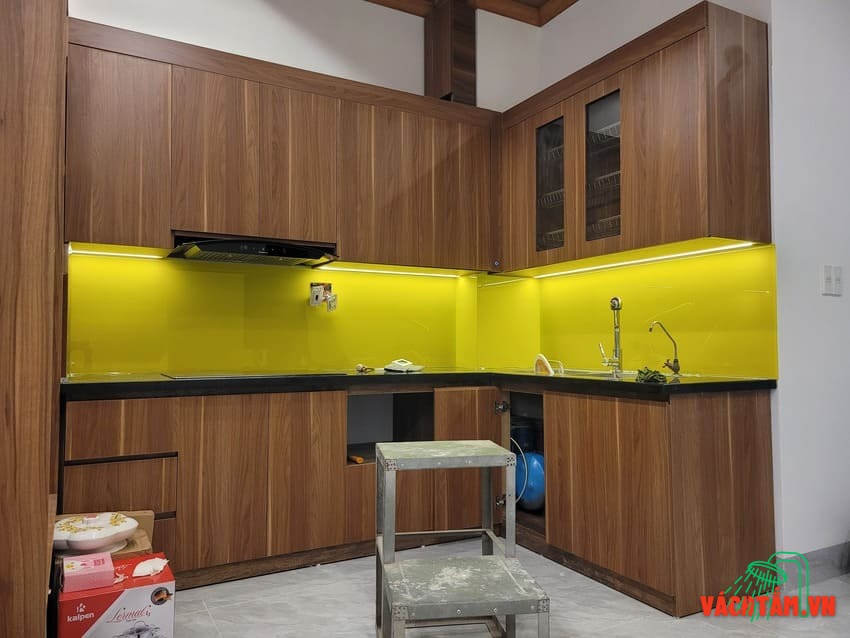 Không gian bếp ngập tràn ánh sáng với kính màu vàng chanh Kính bếp màu vàng chanh Hải Long thi công thực tế