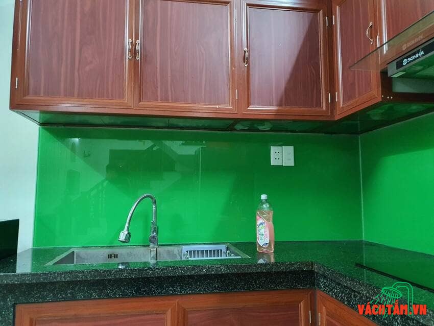 Không gian bếp hiện đại kết hợp kính màu xanh cốm ấn tượng Kính bếp màu xanh cốm – phối hợp hài hòa nội thất gỗ