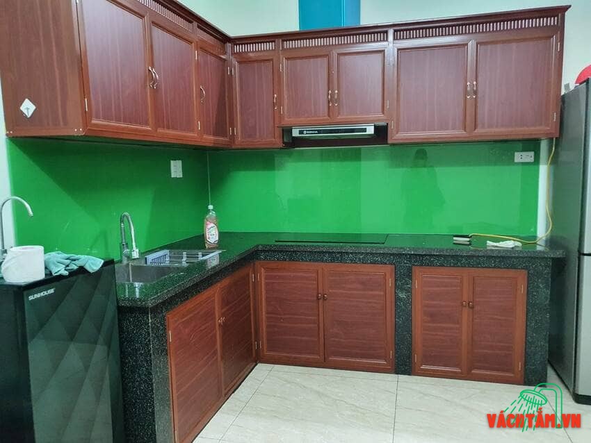 Góc nhìn cận cảnh kính xanh cốm cường lực – thi công tinh tế Kính ốp bếp xanh cốm Hải Long thi công tại vachtam.vn