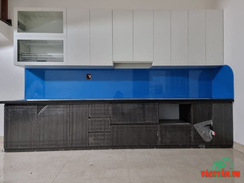 Kính ốp bếp màu xanh dương Hải Long – Mẫu 1 đẹp hiện đại Kính ốp bếp màu xanh dương mẫu số 1 – kính cường lực Hải Long