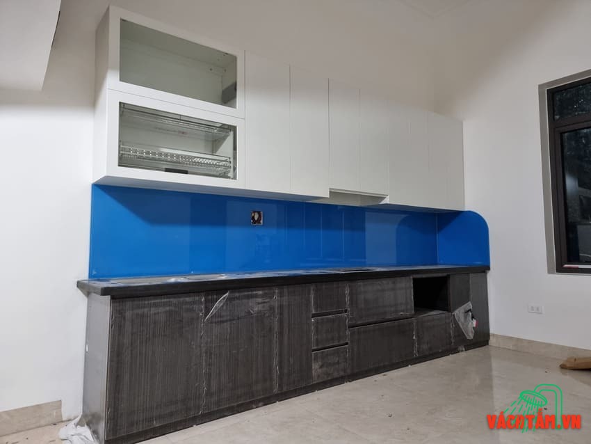 Thi công kính bếp màu xanh dương tại vachtam.vn – Đẹp & chuẩn Kính ốp bếp xanh dương thi công thực tế – mẫu số 2