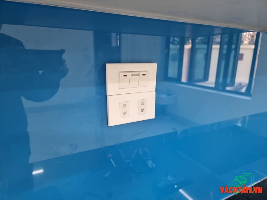 Kính bếp xanh dương phản chiếu ánh sáng – mang lại chiều sâu không gian Mẫu kính cường lực bếp xanh dương sâu và bóng đẹp