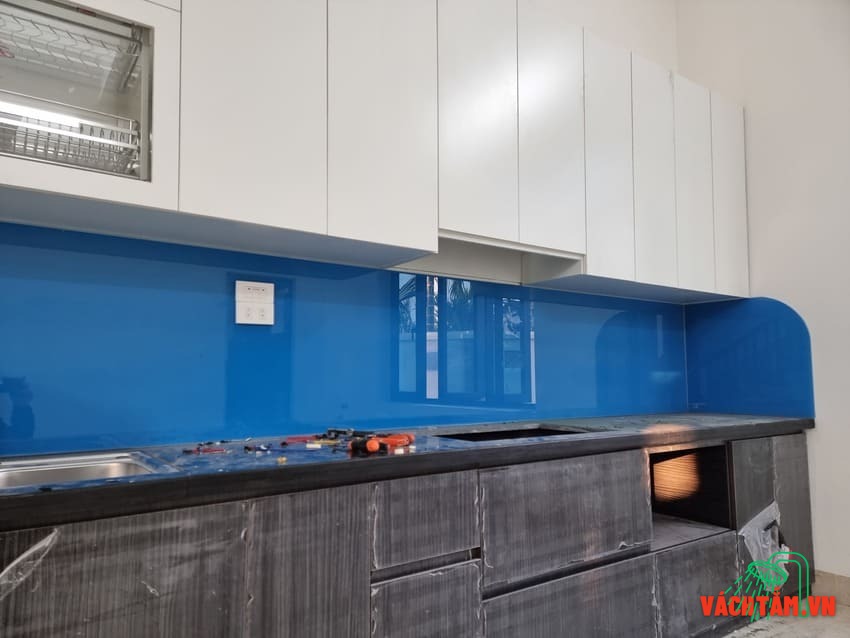 Không gian bếp thanh lịch với kính ốp bếp màu xanh dương Kính ốp bếp màu xanh dương – phong cách nhẹ nhàng, dễ phối