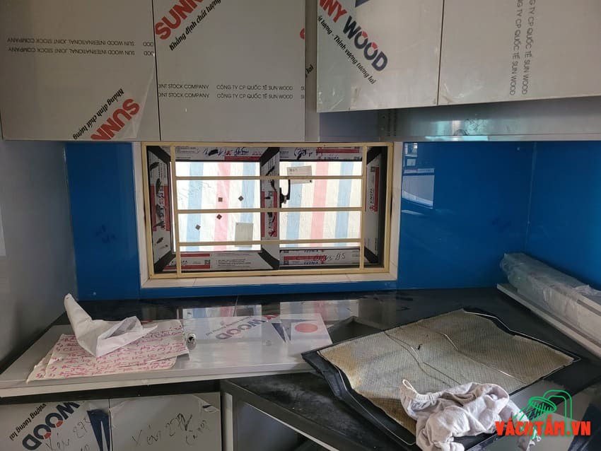 Cận cảnh kính bếp xanh dương Hải Long – bề mặt mịn, đều màu Chi tiết bề mặt kính ốp bếp màu xanh dương cao cấp