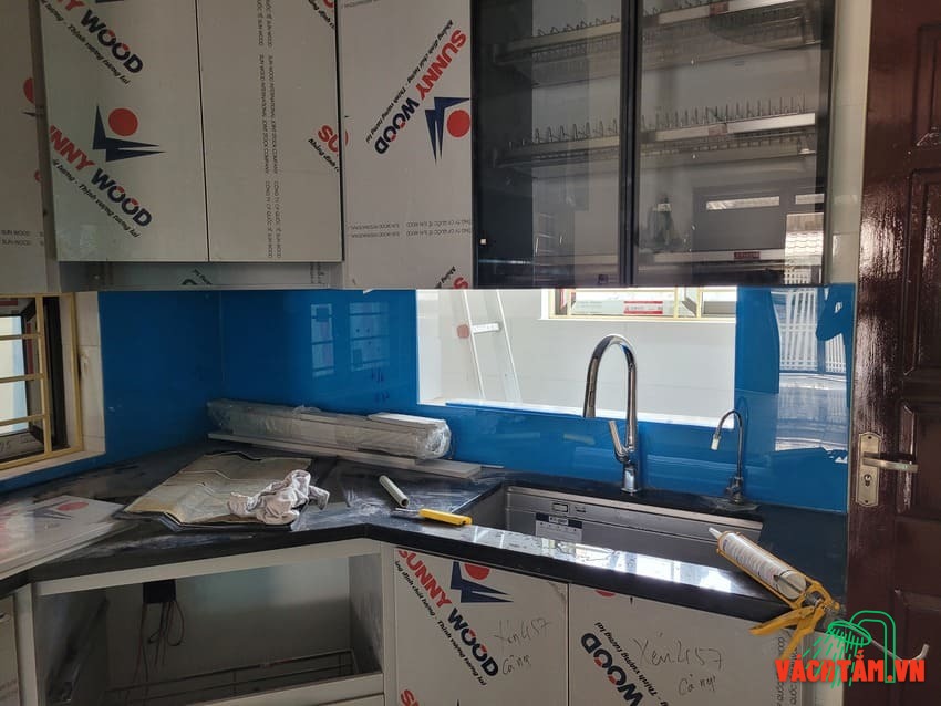 Mẫu kính xanh dương lắp đặt thực tế – phản chiếu ánh sáng tự nhiên Hình ảnh thực tế kính bếp xanh dương Hải Long tại công trình