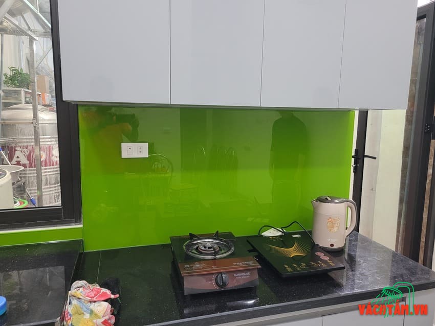Không gian bếp nhẹ nhàng, hiện đại với kính màu xanh non nhạt Thi công kính ốp bếp màu xanh non mẫu số 2 tại vachtam.vn