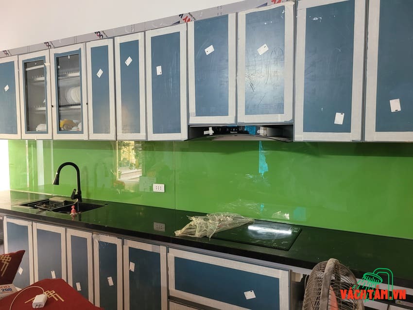 Kính bếp màu xanh non phối nội thất gỗ – thanh thoát, trẻ trung Kính ốp bếp màu xanh non Hải Long – mẫu thực tế số 3