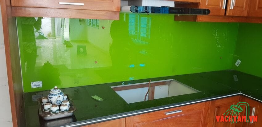 Mẫu kính ốp bếp xanh non thi công tại vachtam.vn – độ bóng cao, dễ lau chùi Kính bếp xanh non đẹp mắt – thi công chuẩn kỹ thuật tại vachtam.vn