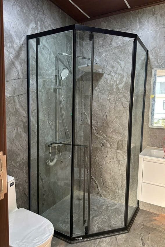 Vách tắm kính mở trượt vát góc 135 độ phụ kiện Komen màu đen mờ
