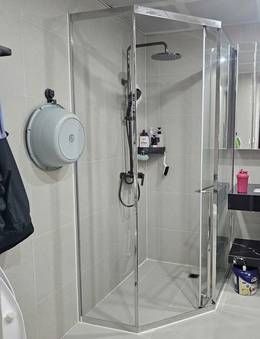 Vách tắm kính slim mở trượt vát góc 135 độ