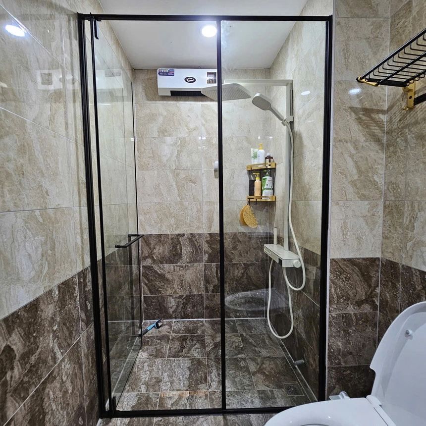 Báo Giá Vách Kính Nhà Tắm Mới Nhất vách kính tắm Slim mở quay phụ kiện màu đen