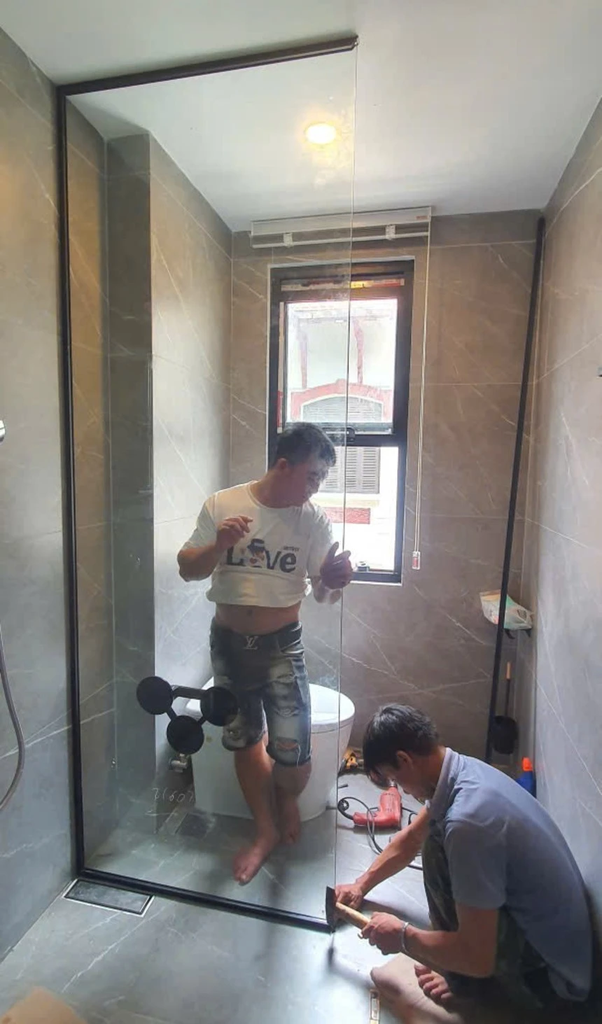Báo Giá Vách Kính Nhà Tắm Mới Nhất kỹ thuật viên lắp đặt vách kính tắm