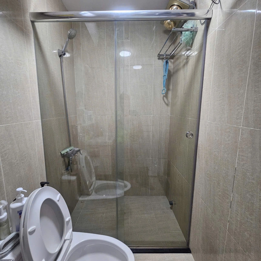 Báo Giá Vách Kính Nhà Tắm Mới Nhất vách kính tắm mở trượt dùng ray nhôm